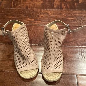 Gianni Bini tan colored platform shoes sz 6